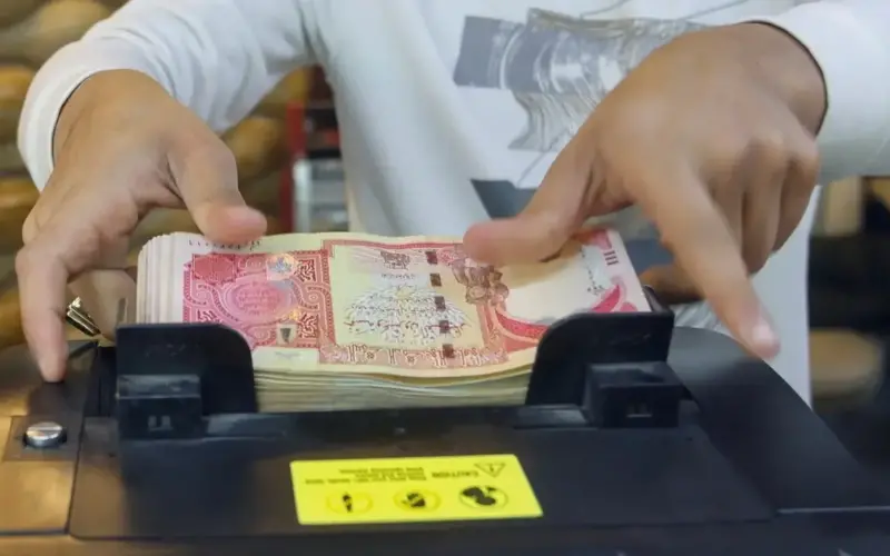 هل يهبط سعر الدولار في العراق مقابل الدينار اليوم الثلاثاء 14/4/2026 في السوق السوداء؟